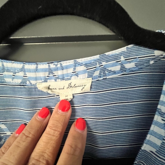 Womens button up , loose top, great for work or summer cover up - Picture 2 of 4